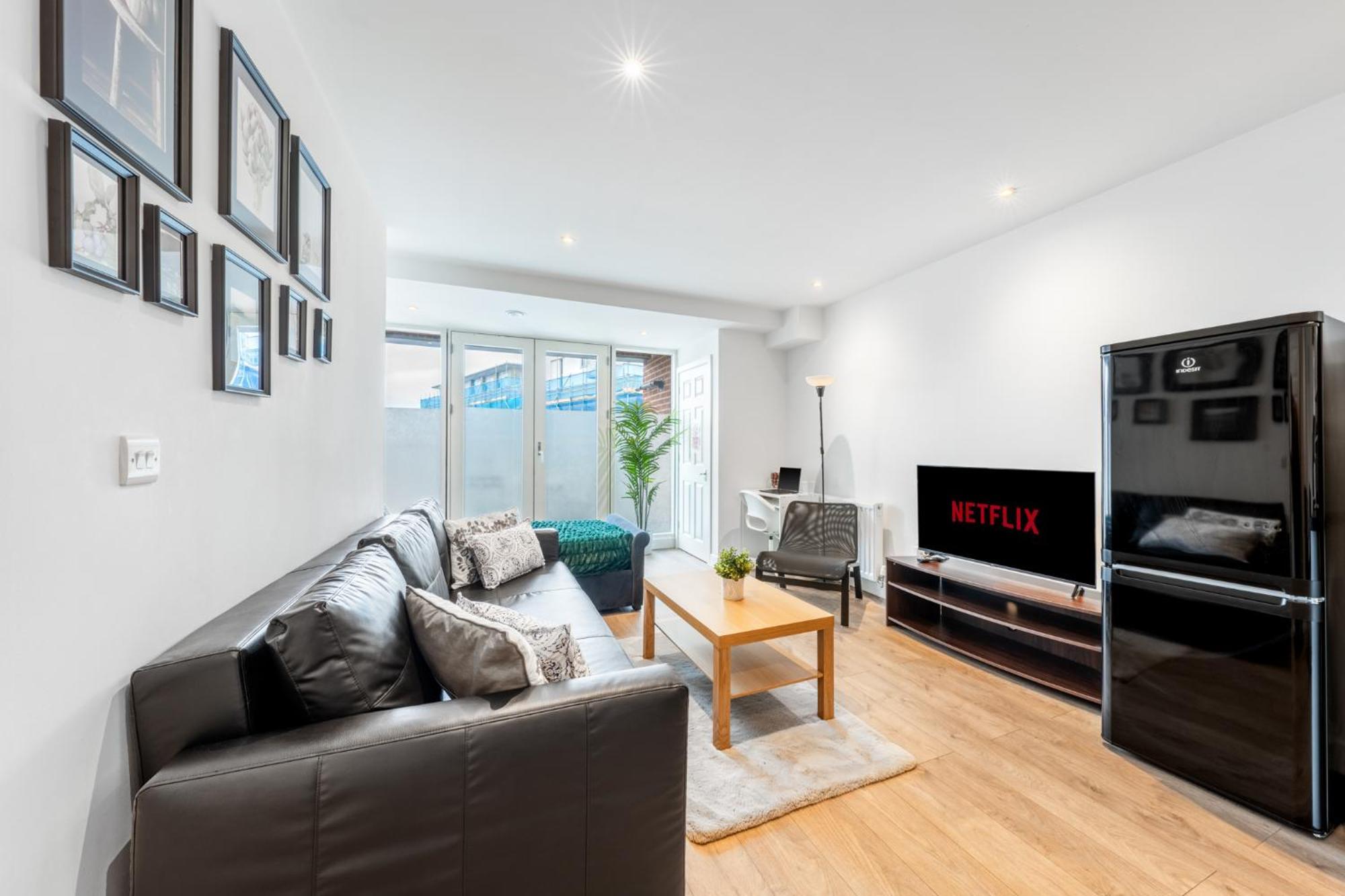 London Edgware Station Apartment Exterior photo